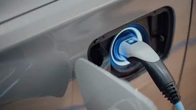E-Auto als Dienstwagen: 0,25-%-Regel, 100.000-€-Grenze und was Hybride zahlen